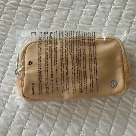 NWT 🏷️ Lululemon Everywhere 1L Belt Bags- khaki - Picture 7 of 7